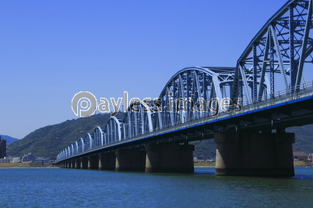 吉野川橋と眉山 商用利用可能な写真素材 イラスト素材ならストックフォトの定額制ペイレスイメージズ