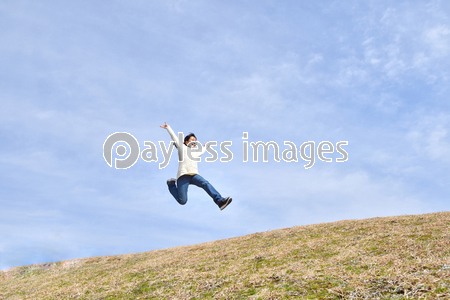 青空でジャンプする女の子 ストックフォトの定額制ペイレスイメージズ