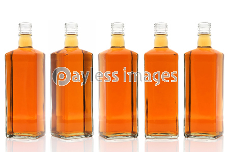 ウイスキー ボトル 洋酒 ストックフォトの定額制ペイレスイメージズ