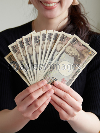 お金を数える女性のイメージ ストックフォトの定額制ペイレスイメージズ