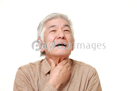 しつこいエヘン虫に悩む高齢者 商用利用可能な写真素材 イラスト素材ならストックフォトの定額制ペイレスイメージズ