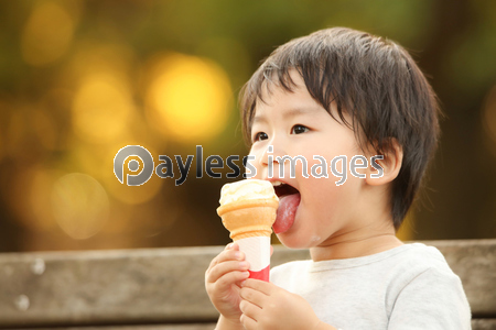 ソフトクリームを食べる男の子 商用利用可能な写真素材 イラスト素材ならストックフォトの定額制ペイレスイメージズ