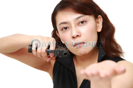 銃を突き付けて要求する女性 ストックフォトの定額制ペイレスイメージズ