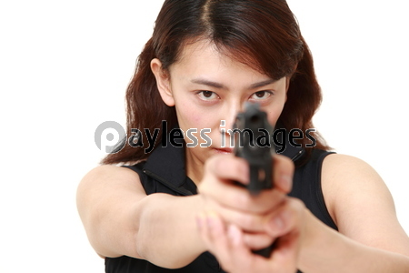 拳銃を構える女性 ストックフォトの定額制ペイレスイメージズ