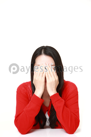絶望する女性 商用利用可能な写真素材 イラスト素材ならストックフォトの定額制ペイレスイメージズ
