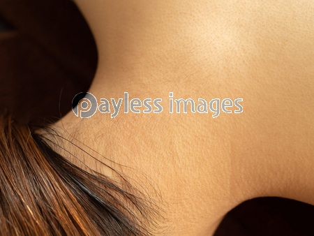 うなじに産毛が生えている女性のイメージ ストックフォトの定額制ペイレスイメージズ