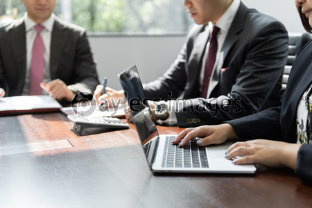 明るい会議室でミーティングをしているビジネスマン ストックフォトの定額制ペイレスイメージズ