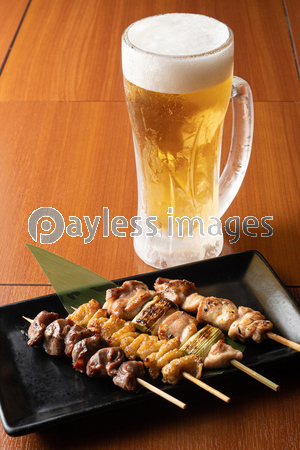 焼鳥とビールのイメージ 商用利用可能な写真素材 イラスト素材ならストックフォトの定額制ペイレスイメージズ
