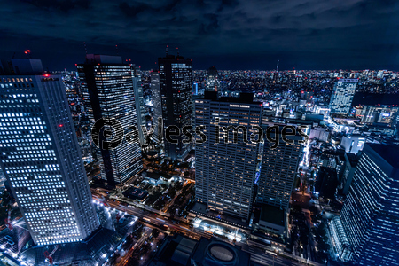 東京新宿のビル群を見上げた夜景 商用利用可能な写真素材 イラスト素材ならストックフォトの定額制ペイレスイメージズ