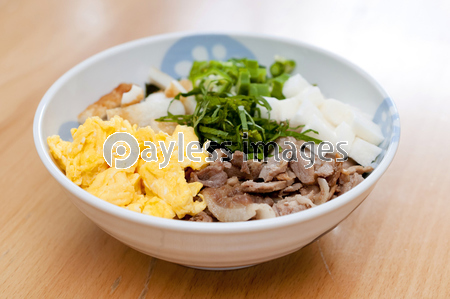 お手軽丼（冷蔵庫に余った食材で丼飯） - 商用利用可能な写真素材・イラスト素材ならストックフォトの定額制ペイレスイメージズ