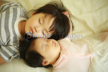お昼寝する子供たち 商用利用可能な写真素材 イラスト素材ならストックフォトの定額制ペイレスイメージズ