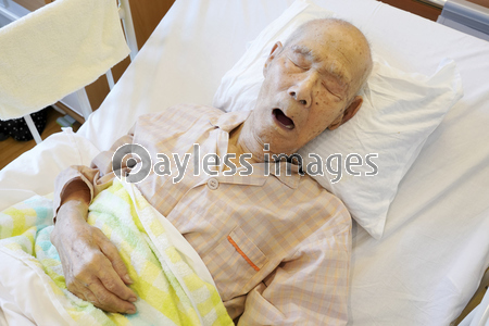 病室 入院 高齢者 商用利用可能な写真素材 イラスト素材ならストックフォトの定額制ペイレスイメージズ