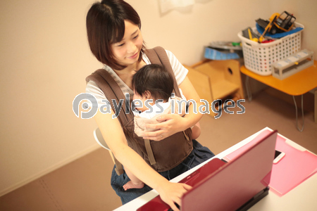 赤ちゃんと母親 商用利用可能な写真素材 イラスト素材ならストックフォトの定額制ペイレスイメージズ