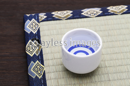 日本酒 おちょこ 商用利用可能な写真素材 イラスト素材ならストックフォトの定額制ペイレスイメージズ