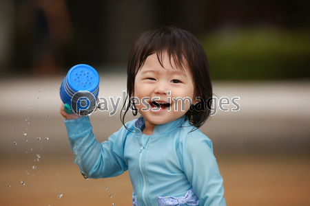 水遊びする女の子 ストックフォトの定額制ペイレスイメージズ