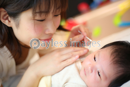 赤ちゃんの耳掃除をする母親 商用利用可能な写真素材 イラスト素材ならストックフォトの定額制ペイレスイメージズ