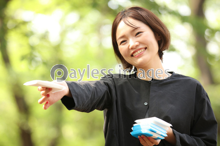 ティッシュ配りする女性 商用利用可能な写真素材 イラスト素材ならストックフォトの定額制ペイレスイメージズ