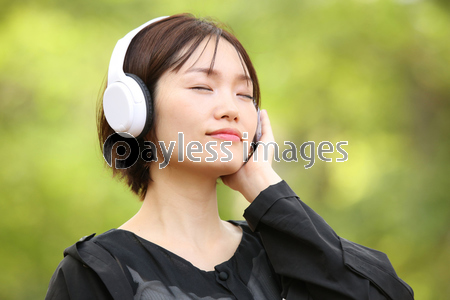 ヘッドフォンを首にかける女性 商用利用可能な写真素材 イラスト素材ならストックフォトの定額制ペイレスイメージズ