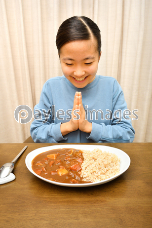 カレーライスを食べる女の子 商用利用可能な写真素材 イラスト素材ならストックフォトの定額制ペイレスイメージズ