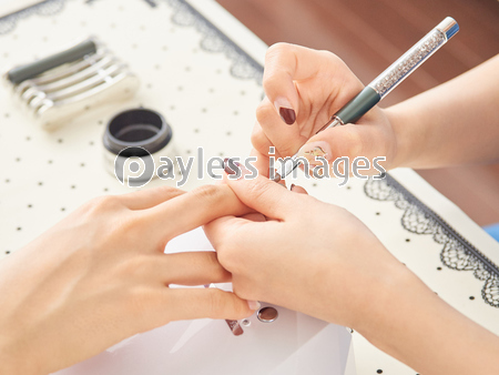 ネイルサロンイメージ 施術 ストックフォトの定額制ペイレスイメージズ