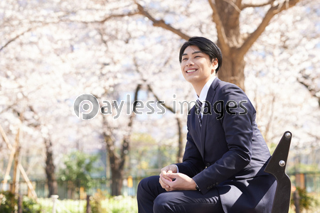 公園のベンチで笑顔で座る日本人男性ビジネスマン 商用利用可能な写真素材 イラスト素材ならストックフォトの定額制ペイレスイメージズ