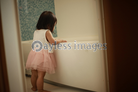 浴槽を覗き込む女の子 ストックフォトの定額制ペイレスイメージズ