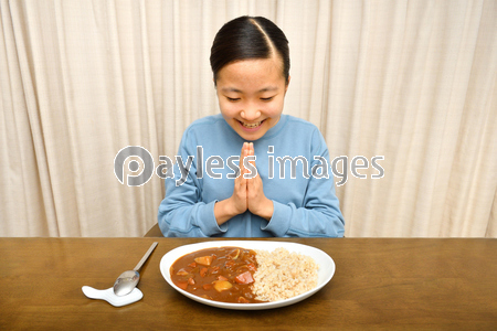 カレーライスを食べる女の子 商用利用可能な写真素材 イラスト素材ならストックフォトの定額制ペイレスイメージズ