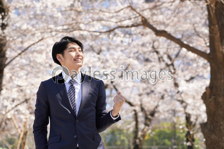 ガッツポーズをする日本人男性ビジネスマン 商用利用可能な写真素材 イラスト素材ならストックフォトの定額制ペイレスイメージズ