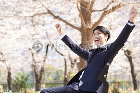 バンザイをする日本人男性ビジネスマン - 商用利用可能な写真 バンザイをする日本人男性ビジネスマン - 商用利用可能な写真