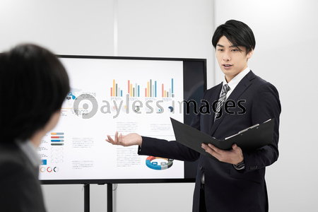 プレゼンをする日本人男性ビジネスマン 商用利用可能な写真素材 イラスト素材ならストックフォトの定額制ペイレスイメージズ