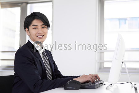 笑顔でパソコン作業をする日本人男性ビジネスマン 商用利用可能な写真素材 イラスト素材ならストックフォトの定額制ペイレスイメージズ