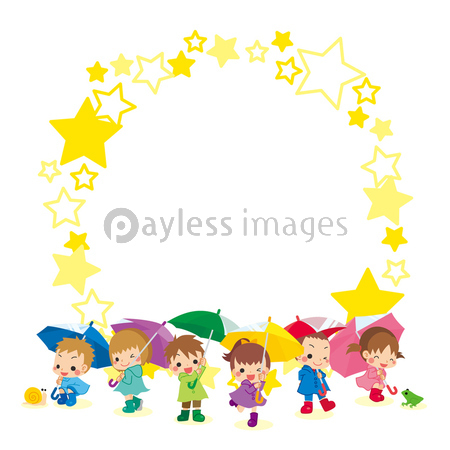レインコートを着て傘を差している可愛い子どもたち 星柄フレーム 商用利用可能な写真素材 イラスト素材ならストックフォトの定額制ペイレスイメージズ