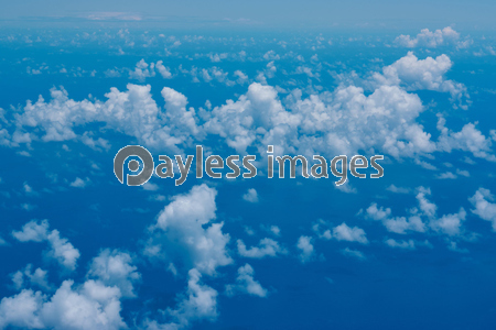 飛行機の窓から見える空 商用利用可能な写真素材 イラスト素材ならストックフォトの定額制ペイレスイメージズ
