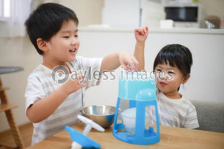 ソフトクリームを食べる男の子 商用利用可能な写真素材 イラスト素材ならストックフォトの定額制ペイレスイメージズ