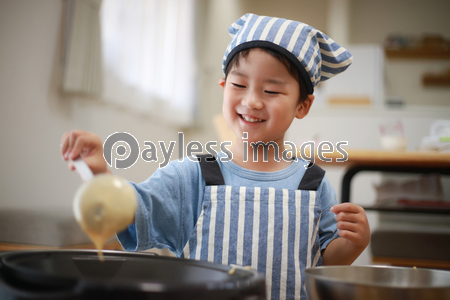 料理する男の子 商用利用可能な写真素材 イラスト素材ならストックフォトの定額制ペイレスイメージズ