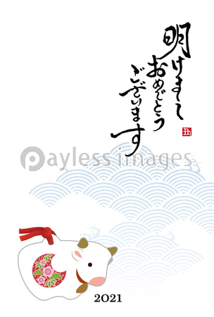 21年 丑年 松竹梅模様の牛の置物と波模様の年賀状 商用利用可能な写真素材 イラスト素材ならストックフォトの定額制ペイレスイメージズ