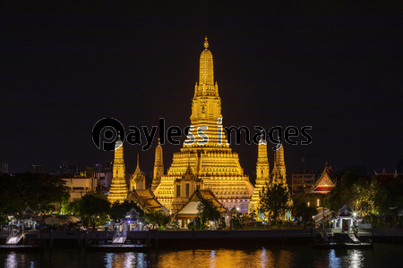 タイの有名寺院ワットアルンの夜景