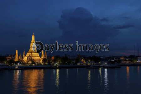 タイの有名寺院ワットアルンの夜景