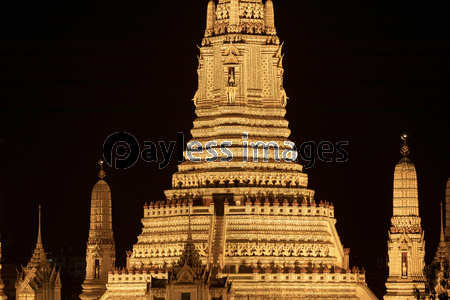 タイの有名寺院ワットアルンの夜景
