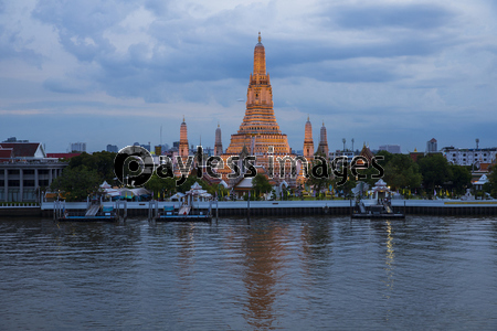 タイの有名寺院ワットアルンの夜景