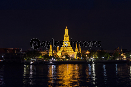タイの有名寺院ワットアルンの夜景