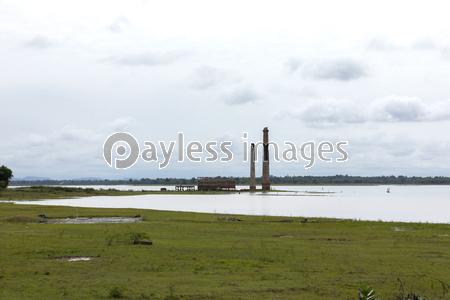 タイ東北部イサーン地方の湖のほとりの廃煙...