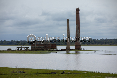 タイ東北部イサーン地方の湖のほとりの廃煙...