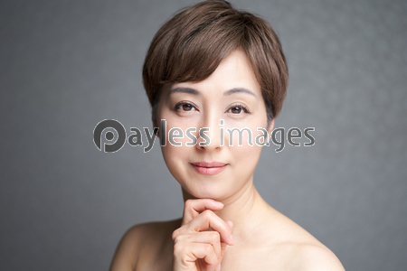 カメラ目線で顎に手を当てる中年の日本人女性 商用利用可能な写真素材 イラスト素材ならストックフォトの定額制ペイレスイメージズ