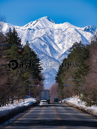 春の日高山脈 ストックフォトの定額制ペイレスイメージズ