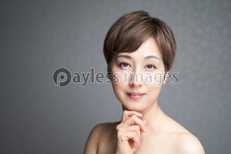 カメラ目線で顎に手を当てる中年の日本人女性 商用利用可能な写真素材 イラスト素材ならストックフォトの定額制ペイレスイメージズ