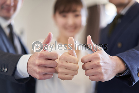 グッドサインをするアジア人ビジネスパーソン 商用利用可能な写真素材 イラスト素材ならストックフォトの定額制ペイレスイメージズ