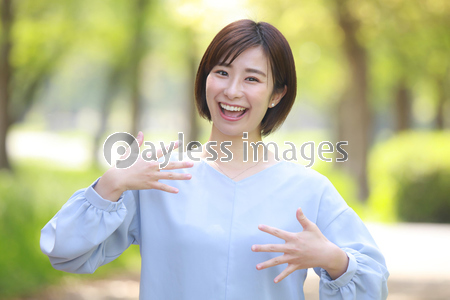 手話を話す女性 あいさつ 商用利用可能な写真素材 イラスト素材ならストックフォトの定額制ペイレスイメージズ