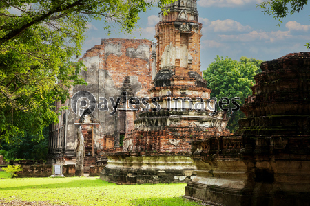 タイ国アユタヤの遺跡ワット・ボロム・プッ...