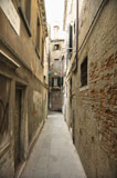 Alleyway+in+Venice.